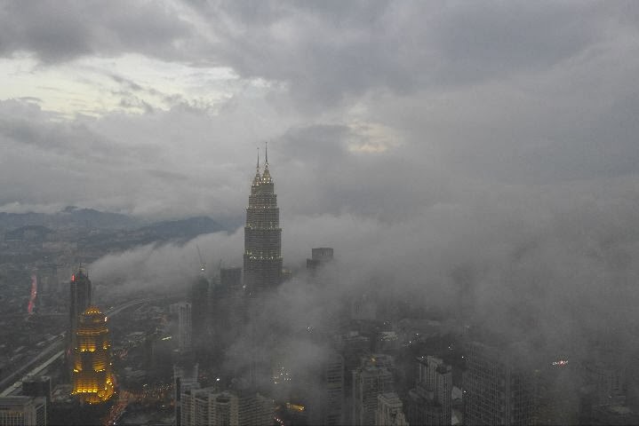 Petronas Towers im Nebel